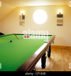 Snooker-Tisch im Spielzimmer Stockfoto