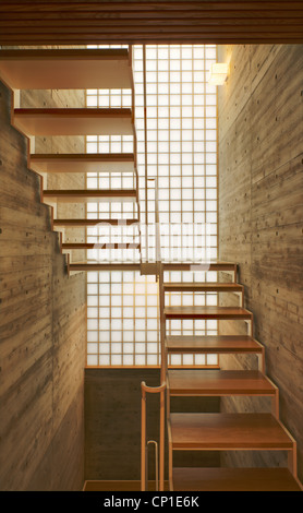 Zeitgenössische Holztreppe vor hohen Fenster Stockfoto