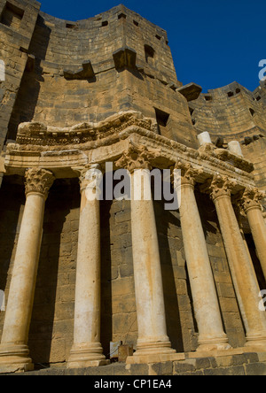 Spalten In das römische Amphitheater, Bosra, Syrien Stockfoto