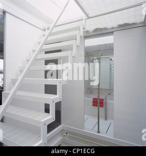 Treppe neben Glastür mit Blick auf Bad Stockfoto