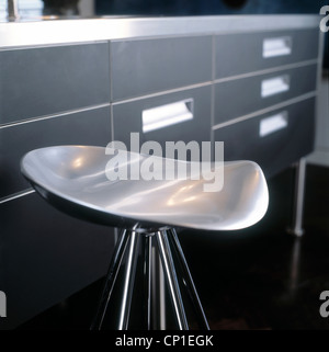 Moderne Stahl Küche Barhocker Stockfoto