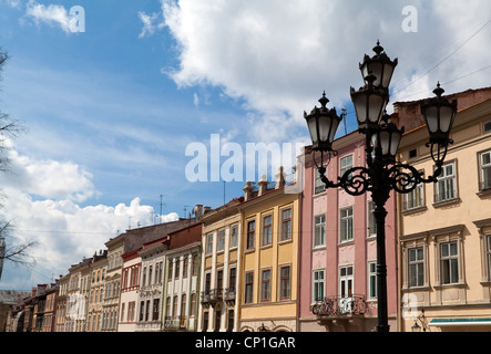 bunte Häuser auf Rynok Square in Lemberg in der Ukraine Stockfoto