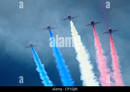 Royal Air Force Red Arrows fliegen in Formation über Glorious Goodwood Stockfoto