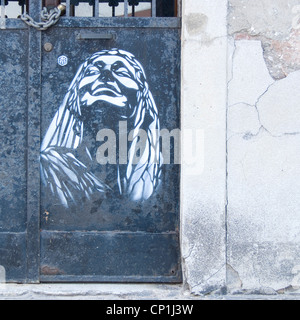 Straßenkunst auf Tor außen, Venedig Stockfoto