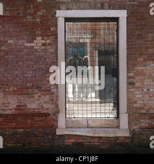 Menschen spiegelt sich in zerbrochene Fenster, Cannaregio, Venedig. Stockfoto