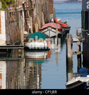 Boote vertäut am Kanal in Cannaregio, Venedig. Stockfoto