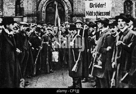 Veranstaltungen, Deutsche Revolution 1918 - 1919, revolutionäre vor Berliner Kasernen, 9.11.1918, Deutschland, Preußen, bewaffnet, Waffen, 1910er, 10er, 20er Jahrhundert, historisch, historisch, Menschen, Zusatzrechte-Clearences-nicht vorhanden Stockfoto