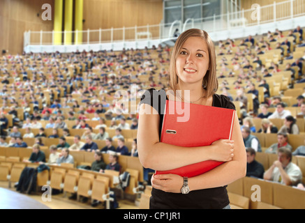Student mit einem Dateiordner im Hörsaal. Stockfoto