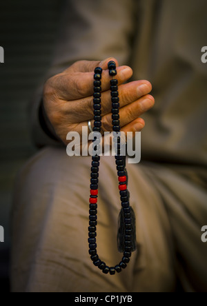 Syrischen Mann hält islamische Gebetskette, Aleppo, Syrien Stockfoto