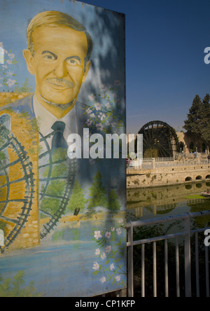 Hafez al Assad Poster vor der Norias von Bechriyyat, Hama, Syrien Stockfoto