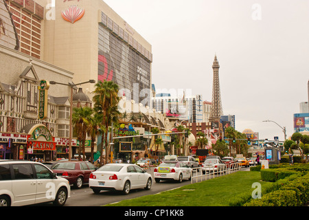 Autos im Verkehr am Las Vegas Boulevard in Las Vegas Stockfoto