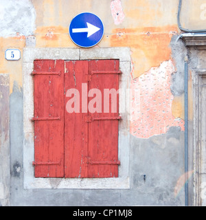 Einbahnverkehr Zeichen oben shuttered Fenster in Venedig, Italien. Stockfoto