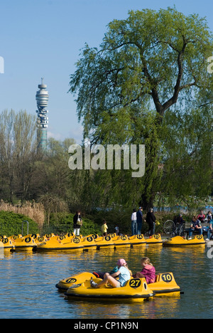 Tretboote im Teich, Regents Park, London NW1 Stockfoto