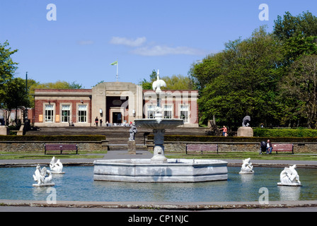 Blick auf den Brunnen mit dem Art-déco-Café hinter, Stanley Park, Birmingham, England Stockfoto