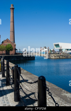 Blick auf den renovierten Albert Docks, mit dem neuen Liverpool Museum auf der rechten Seite, Liverpool, Merseyside, England Stockfoto