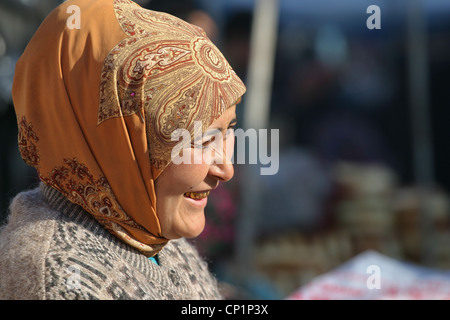 Frau verkaufen Brot auf dem Markt in Osch, Kirgisistan Stockfoto