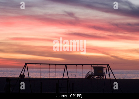 Hinterleuchtete schwingt bei Sonnenuntergang, Strand von Santa Monica. Stockfoto