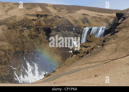 Blick auf das Tal Skogafoss mit Regenbogen, Skoga, Southern Island Stockfoto