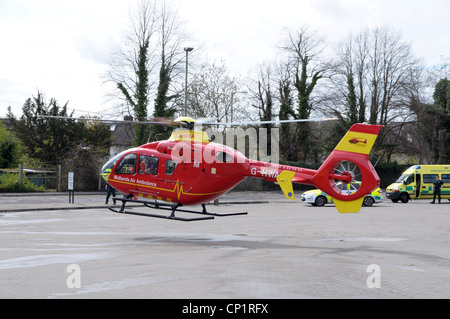 Notdienst der Midlands Luft-Krankenwagen ausziehen mit einem Patienten England, UK Stockfoto