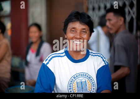 Filipina Lady Carbon Market Cebu City Philippinen Stockfoto