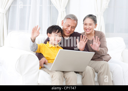 Großeltern und Enkel mit laptop Stockfoto
