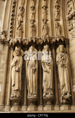 Gotische Kunst. Frankreich. Notre-Dame. Von links, ein König, die Königin von Saba, König Solomon und St. Peter. Portal von St. Anne. Stockfoto