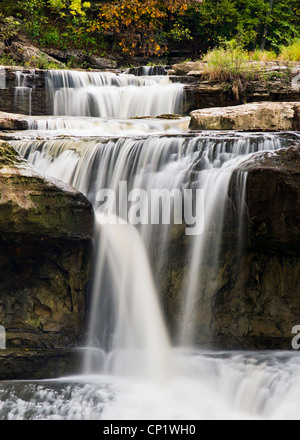 Indianas Upper Katarakt Falls strömt durch Felsbrocken mit langer Belichtungszeit, seidig glatte Bewegung fließend Wasser. Stockfoto