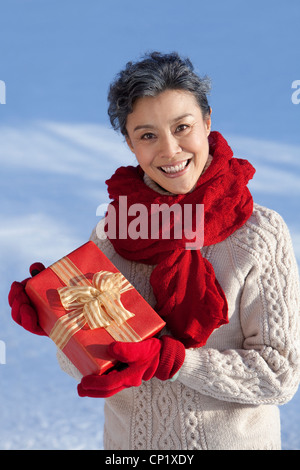 Ältere Frau mit Geschenk-Boxen Stockfoto