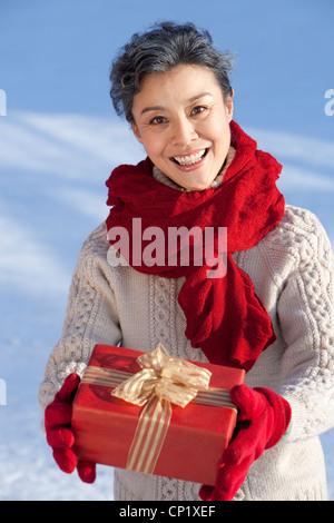 Ältere Frau mit Geschenk-Boxen Stockfoto