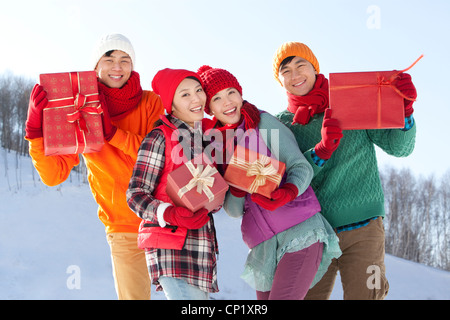 Junge Menschen halten Geschenkboxen Stockfoto