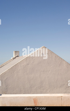 Steildach, weiß getünchten gegen blauen Himmel Stockfoto