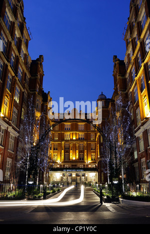 Abendbelichtung von St Ermin's Hotel in Caxton Street, Westminster, London SW1. Stockfoto