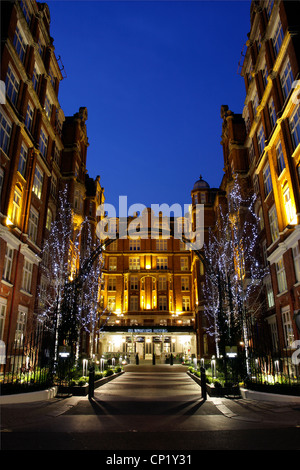 Abendbelichtung von St Ermin's Hotel in Caxton Street, Westminster, London SW1. Stockfoto