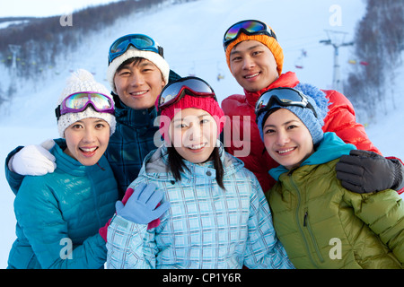Junge Menschen im Skigebiet Stockfoto