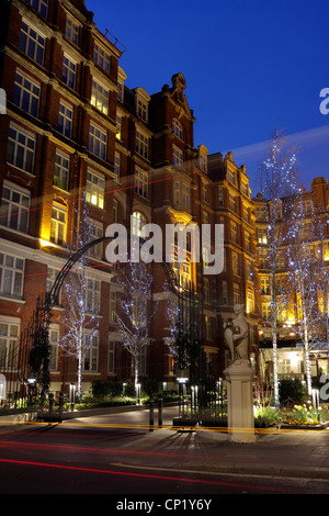 Abendbelichtung von St Ermin's Hotel in Caxton Street, Westminster, London SW1. Stockfoto