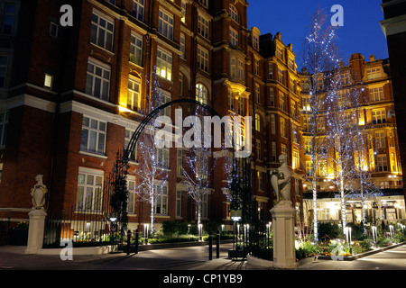 Abendbelichtung von St Ermin's Hotel in Caxton Street, Westminster, London SW1. Stockfoto