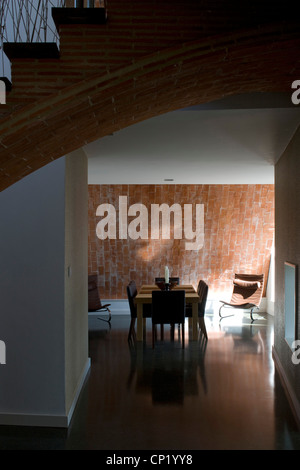 Backstein-Wand in zeitgenössischen Gefühl Küche mit Bauernhof-Holztisch