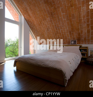Schlafzimmer mit Ziegelstein, die gewölbte Decke, Null-CO2-Haus, Crossway, Kent Stockfoto