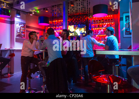 Paris, Frankreich, Leute mit mittlerer Menschenmenge, Männer, die Getränke in der French Gay Bar, Pub, „The Eagle“, Les halles District (jetzt geschlossen) in der Bar france Night, Getränke Bar Alkohol voll Stockfoto