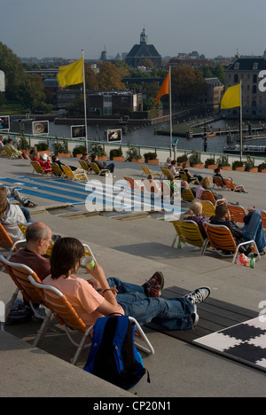 Sonnenbaden auf dem Dach des NEMO, Netherland es größte Science Museum, Eastern Docks, Amsterdam. Stockfoto