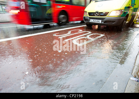 Abfluss aus einem Platzregen auf den Straßen von Kings Cross, London, UK. Stockfoto