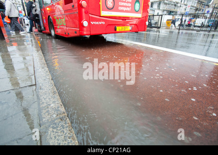 Abfluss aus einem Platzregen auf den Straßen von Kings Cross, London, UK. Stockfoto