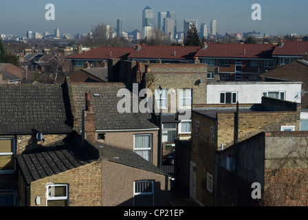 Blick über die Dächer in Richtung Canary Wharf und Docklands, Lewisham, London, SE13, England Stockfoto