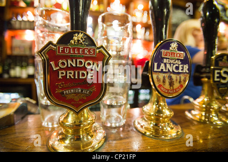 Ein echtes Ale Handpumpe an der Bar von der Euston Flyer, Kings Cross, London, UK. Stockfoto