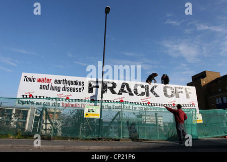 Demonstranten im Bild, installieren ein Anti-Fracking-Riesenposter außerhalb zum Bahnhof von Brighton, Brighton, East Sussex, UK. Stockfoto