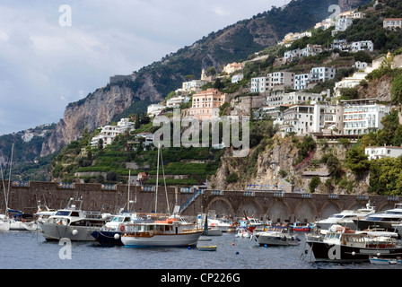 Blick auf die Stadt Amalfi aus dem Meer, Amalfiküste, Kampanien, Italien Stockfoto