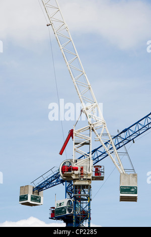 Baukräne gegen blauen Himmel. Oxford, England Stockfoto