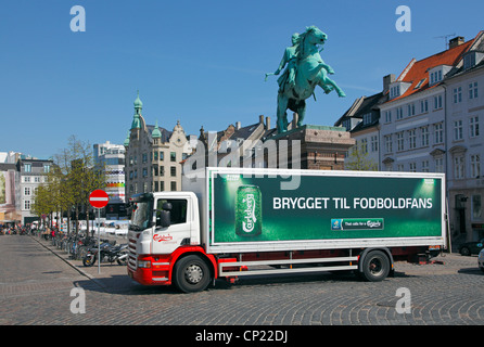 Carlsberg Lieferung LKW vor Absalon Reiterstatue in der Nähe von Højbro Plads in zentralen Kopenhagen, Dänemark Stockfoto