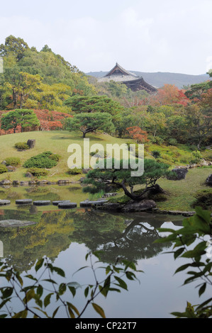 Japanischer Garten im Herbst mit Todaiji Tempel im Hintergrund, Nara, Japan Stockfoto