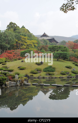 Japanischer Garten im Herbst mit Todaiji Tempel im Hintergrund, Nara, Japan Stockfoto